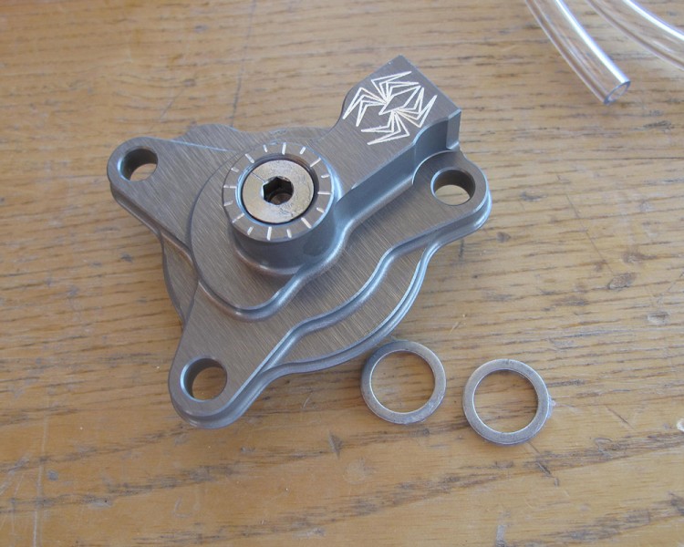 On hydraulic clutches the free play gain is adjusted through the clutch slave unit.