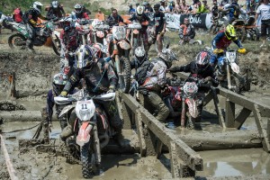 riders-at-red-bull-romaniacs-get-tangled-up