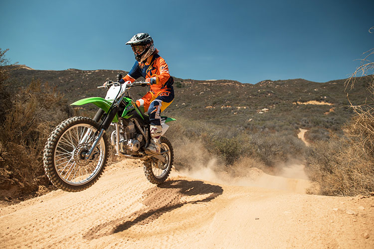 2017-Kawasaki-KLX140G-1